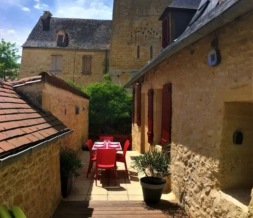 Maison 3 pièces, climatisée et meublée, avec terrasse, calme, dans le bourg de La Canéda