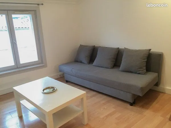 Joli studio lumineux plein centre nimes