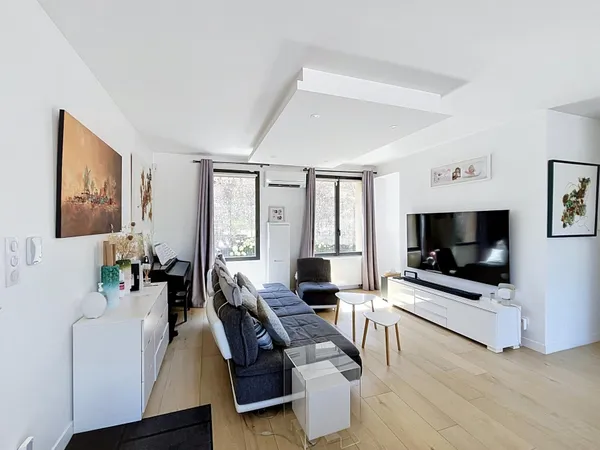 Maison en pierre joliment rénovée à l'intérieur premium