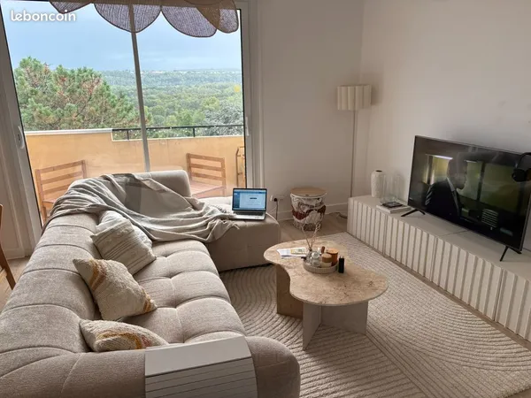 Appartement T4 meublé de 75 m² à Vernaison - Vue dégagée sur la nature, balcon et 2 places de parkin