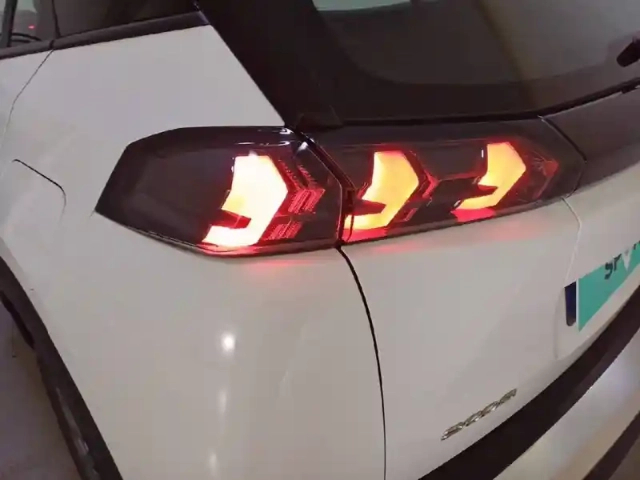 Peugeot 2008 puretech 100 s&amp;s bvm6 — photo 6