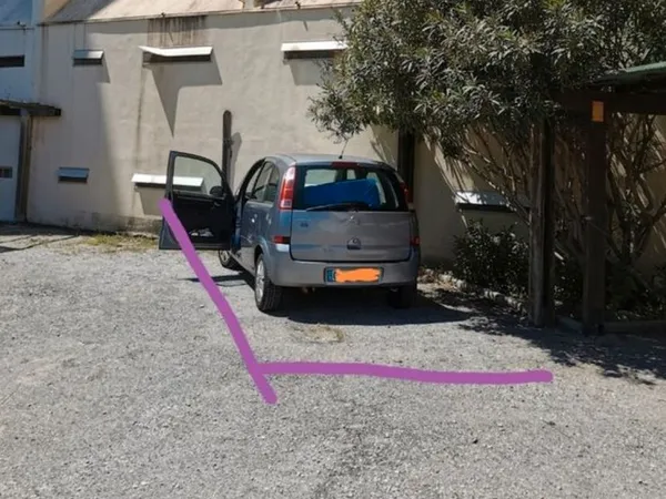 Grande place de parking privée sécurisée