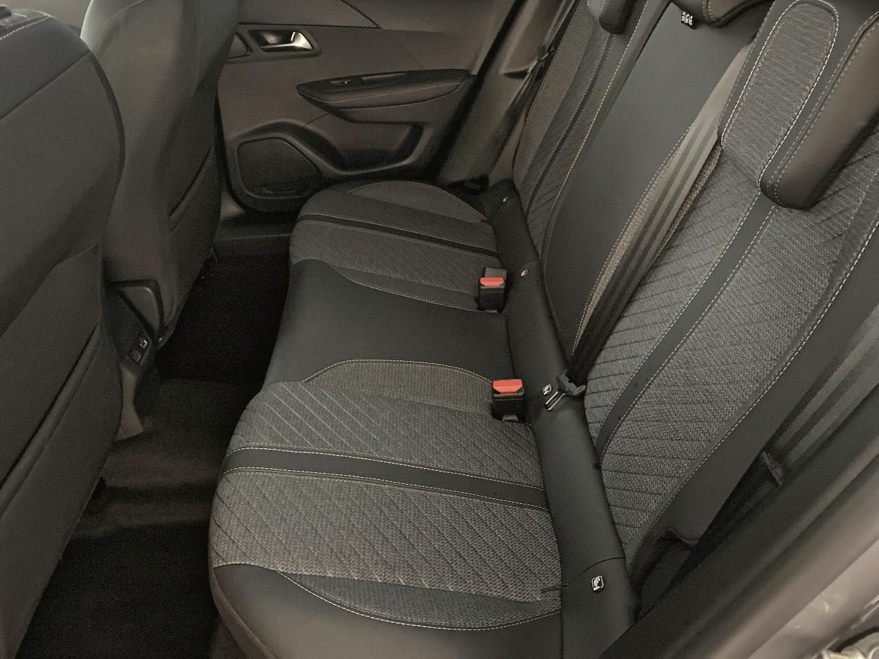 Peugeot 2008 hybrid 145 ch e-dcs6 allure — photo 10
