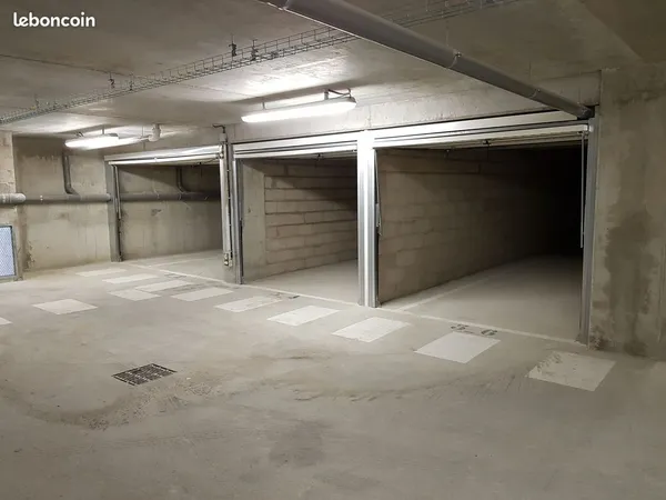 Grand Box de 37m2 au sous-sol d'une résidence sécurisée