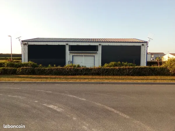 Batiment 216m² sur grand terrain avec parking