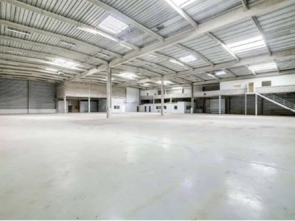 Local d'activité 2400 m²