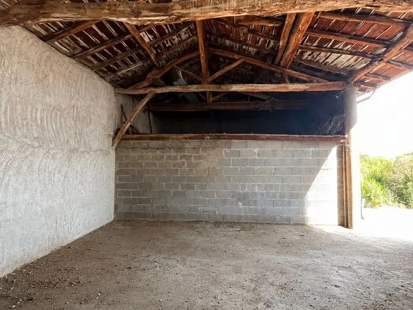 Grange de caractère à réhabiliter - possibilité 140m2 - Parcelle 500m2