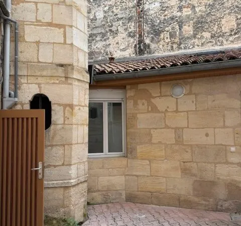 T2 avec mezzanine ancien de 40m2 et cour de 30M2- BX Capucins/St Michel