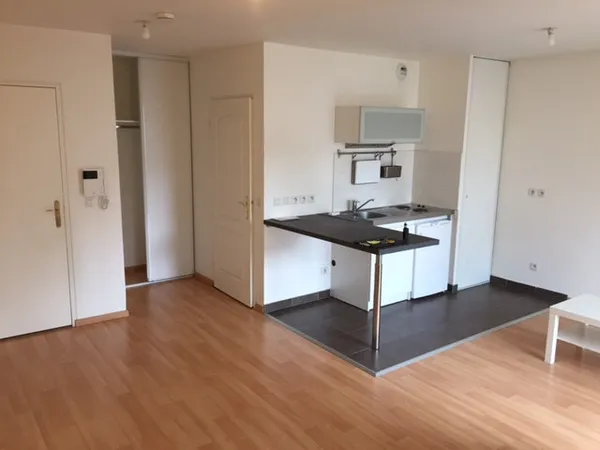 STUDIO à louer - ARPAJON - place de parking et terrasse