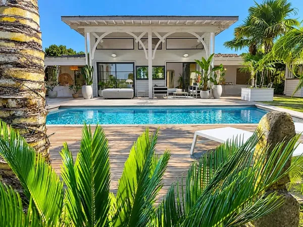 ARÈS - VILLA D'EXCEPTION AU STYLE CALIFORNIEN - 196 M² - 4 chambres + un studio indépendant - JARDIN