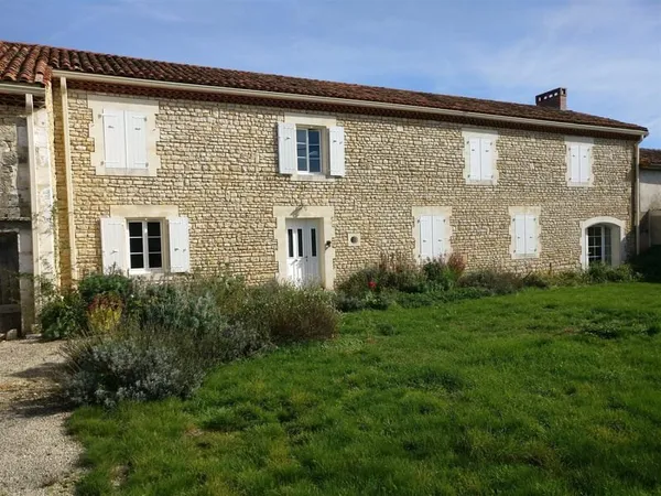 Maison entièrement reconstruite avec piscine