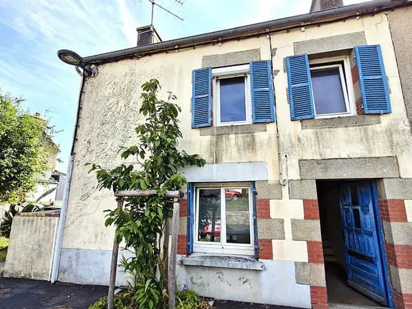 Maison de bourg en pierre avec jardin intime et stationnemen