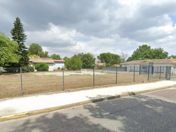 Terrain à bâtir de 340 m² à SAINT-JEAN-D'ILLAC (33)