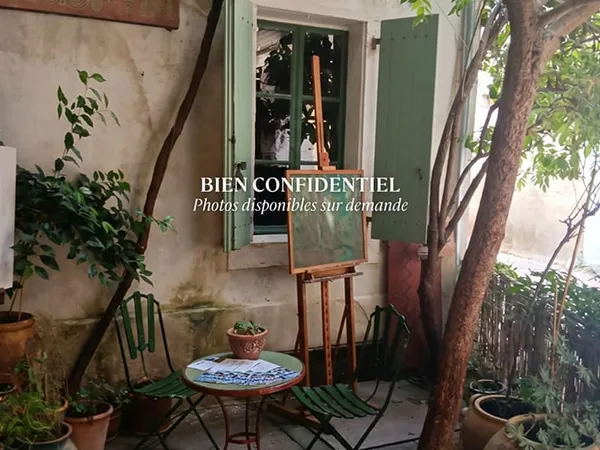 Maison de village historique, atelier d'artiste, terrasses et jardin secret au bord de l'eau