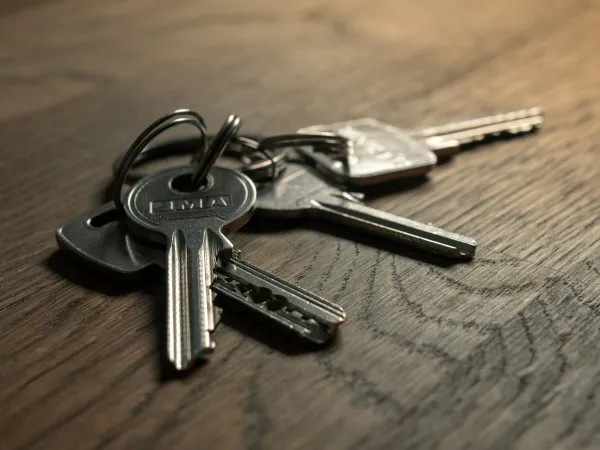 Primo-accédants : un sur quatre est aidé par sa famille, pour 45 000 € en moyenne — et il achète dix ans plus tôt