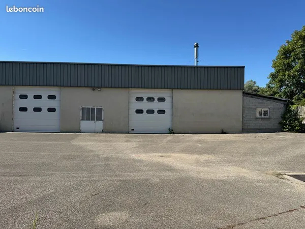 Hangar avec bureau vestiaire