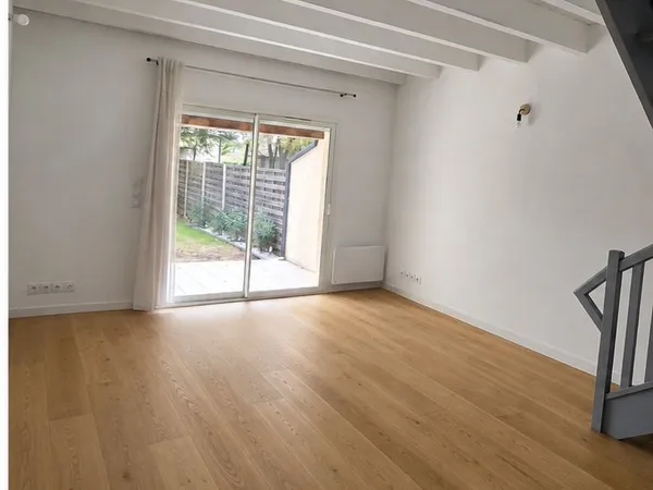 Maison de ville T3 , avec jardin et terrasse couverte, 2 places de parking ,200000