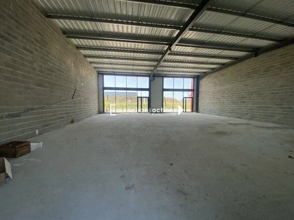 Local commercial 220 m²