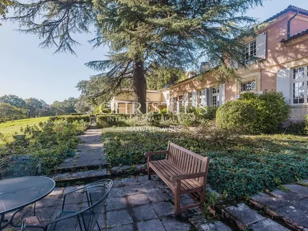 Élégante chartreuse historique au coeur d'un domaine de 8,5 hectares, aux portes de Bordeaux