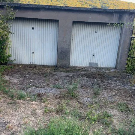 Lot de 2 garages dont 1 disposant d'une fosse mécanique