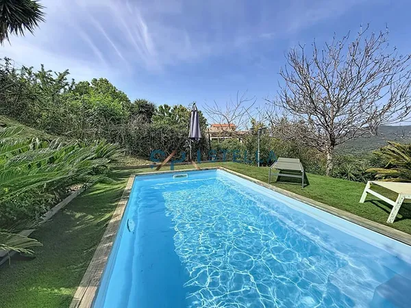 Maison T3 avec une dépendance de 26m2 et une piscine, à Sant' Andrea d'Orcino
