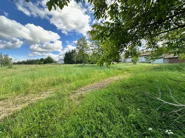 TERRAIN DE 933M2
