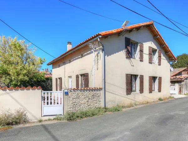 Maison de village indépendante comprenant 4 chambres et 2 salles de bains, avec cour, jardin et gara