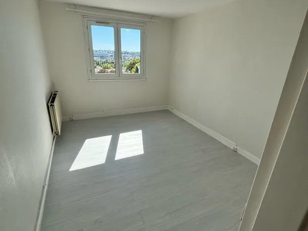 Urgent F3 Gagny centre libre de suite