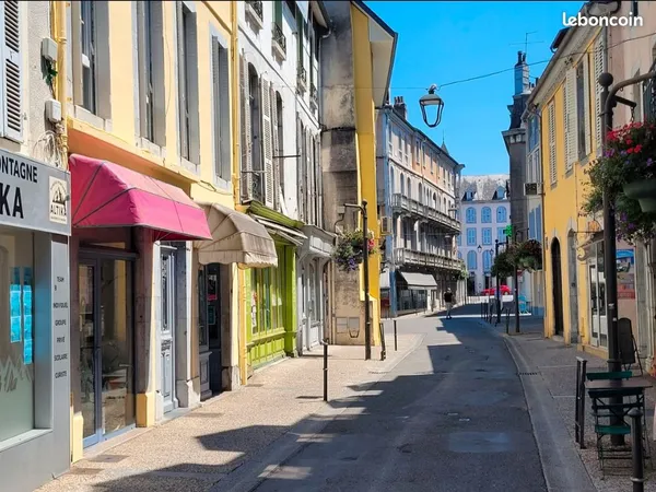 IMMEUBLE: Local libre (160m2) + 4 appartements déjà loués + grande cave + Appt de 80m2 à créer