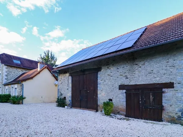 Charmant ensemble immobilier en pierre avec deux logements, grange et près d'un hectare de terrain a
