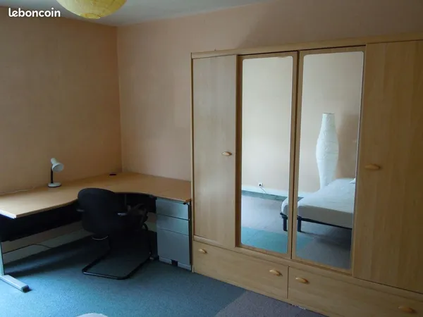 Chambre meublée
