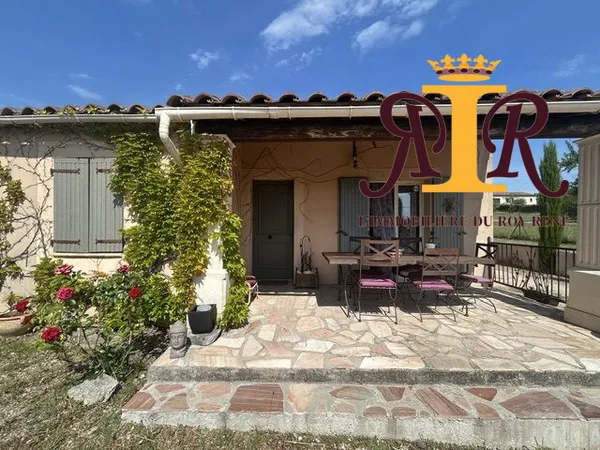 Villa de plais-pieds avec vue, beau terrain et piscine