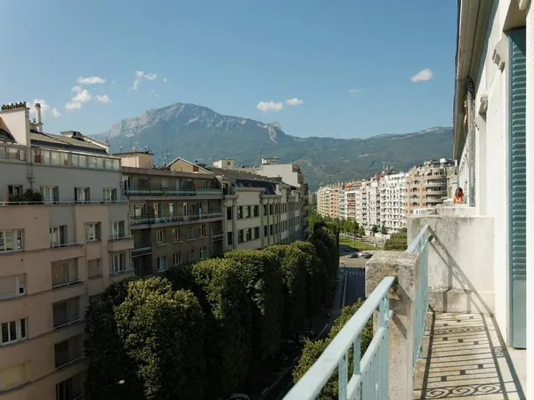 Loue 2 pièces meublé 38m² Grenoble Bonne / Chavant sans vis à vis 6e
