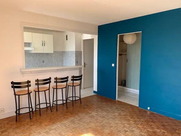 Vend 2 pièces à Montreuil - 210 000 Euros - 40 m² - Balcon, cave et parking - 10 minutes métro ligne