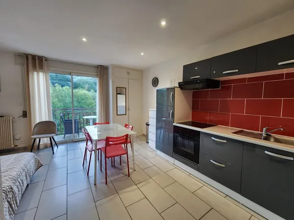 STUDIO A PROXIMITE DES THERMES RENOVE AVEC BALCON ET PARKING