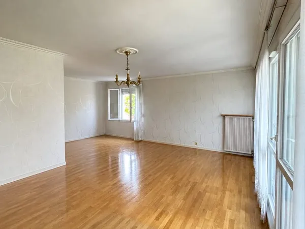 A VENDRE A SAINTE-SAVINE Type 3 de 78m2, 2 CHAMBRES, LOGGIA,