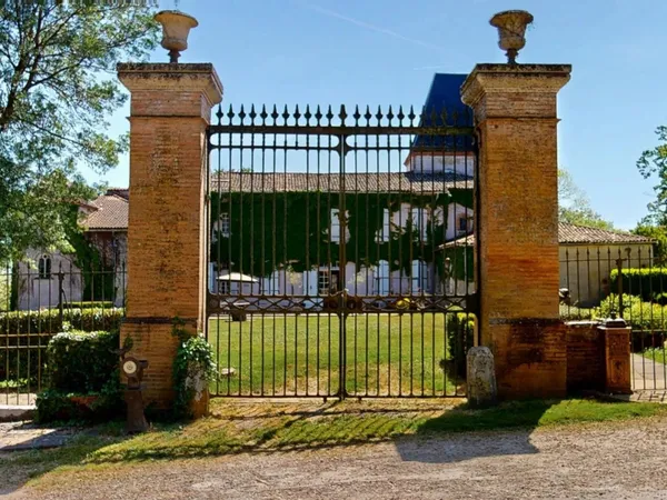 Château du XVIIIe siècle et vaste domaine aux portes de Toulouse