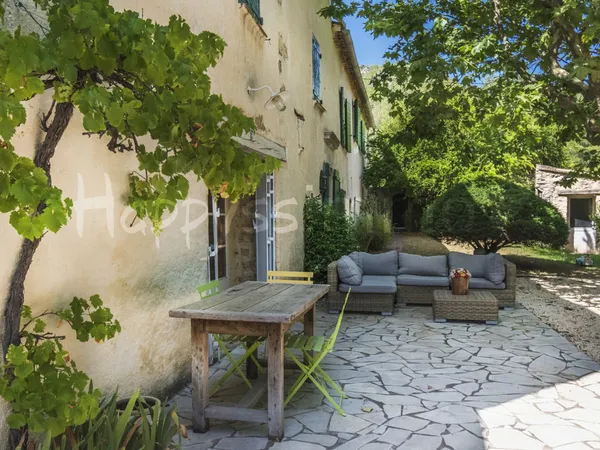 Mas provençal du 17ème de 330 m2 sur 1800 m2 de terrain avec piscine