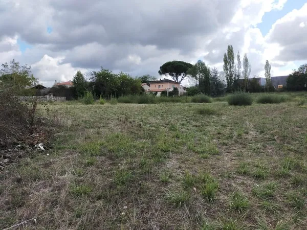 Jolie terrain constructible avec tout à l'égout , eau et électricité en bordure .