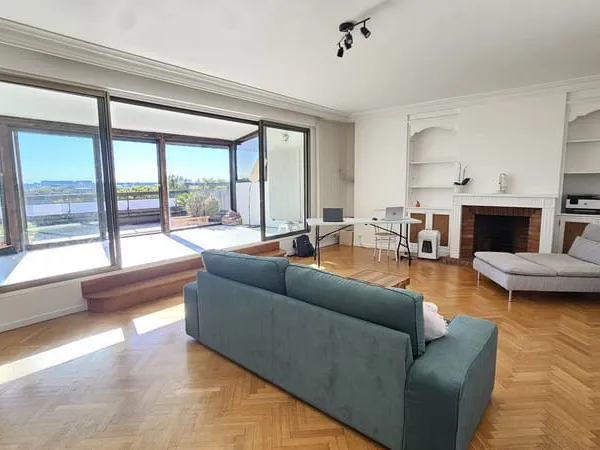 APPARTEMENT 5 PIECES AVEC TERRASSES ET DEUX GARAGES BOXES EN