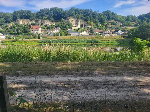Terrain de loisir, ^proche du cher avec une retenue d'eau, entierement clos, propice au calme a la v