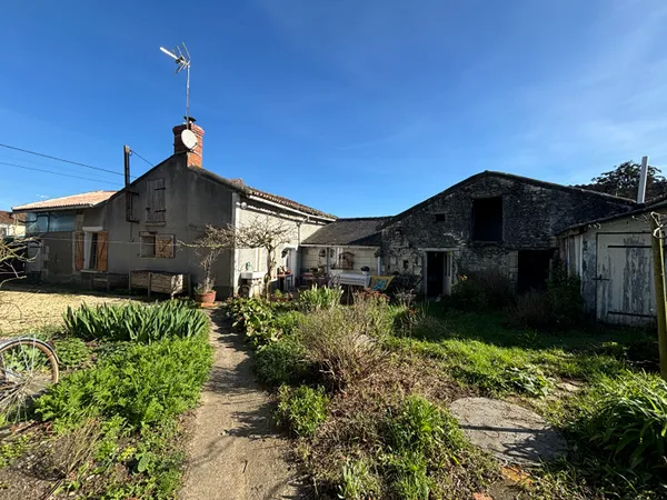 Saires - Maison de campagne de plain-pied avec dépendances, fort potentiel