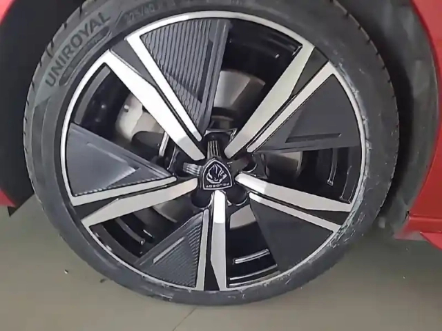 Peugeot 308 phev 180 e-eat8 — photo 13