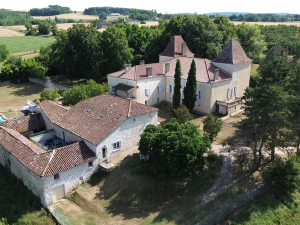 Demeure de charme et ses dépendances rénovées.