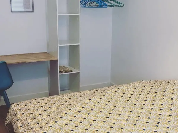 Chambre disponible dans colocation