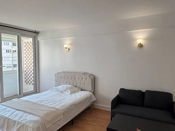 Colocation Puteaux grande chambre 18m2 avec balcon • La Défense métro et RER A