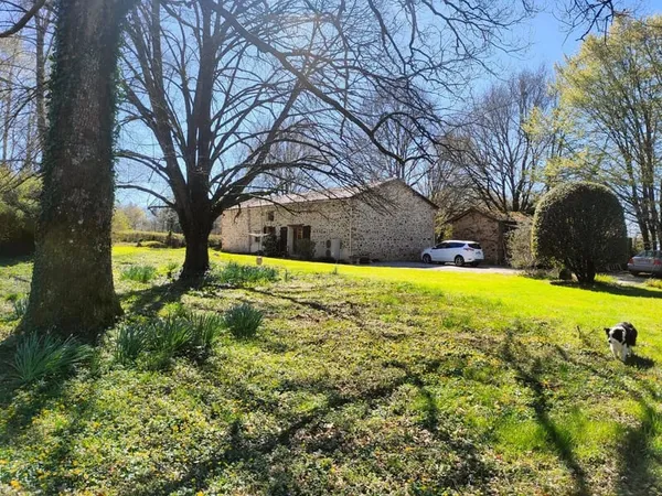 Maison en pierre dans joli endroit