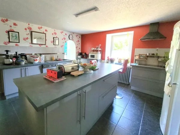 Jolie maison de 142 m² (120m² loi Carrez), couverture de la toiture neuve, avec terrasse couverte, a