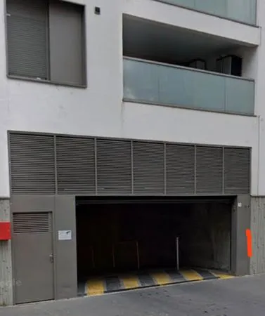 Garage parking box fermé Lyon 8e proche trams place Mendes France Jet d'eau