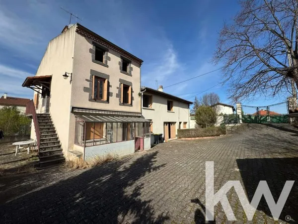 Ensemble de 3 logements + 3 garages sur 1182m² de terrain.